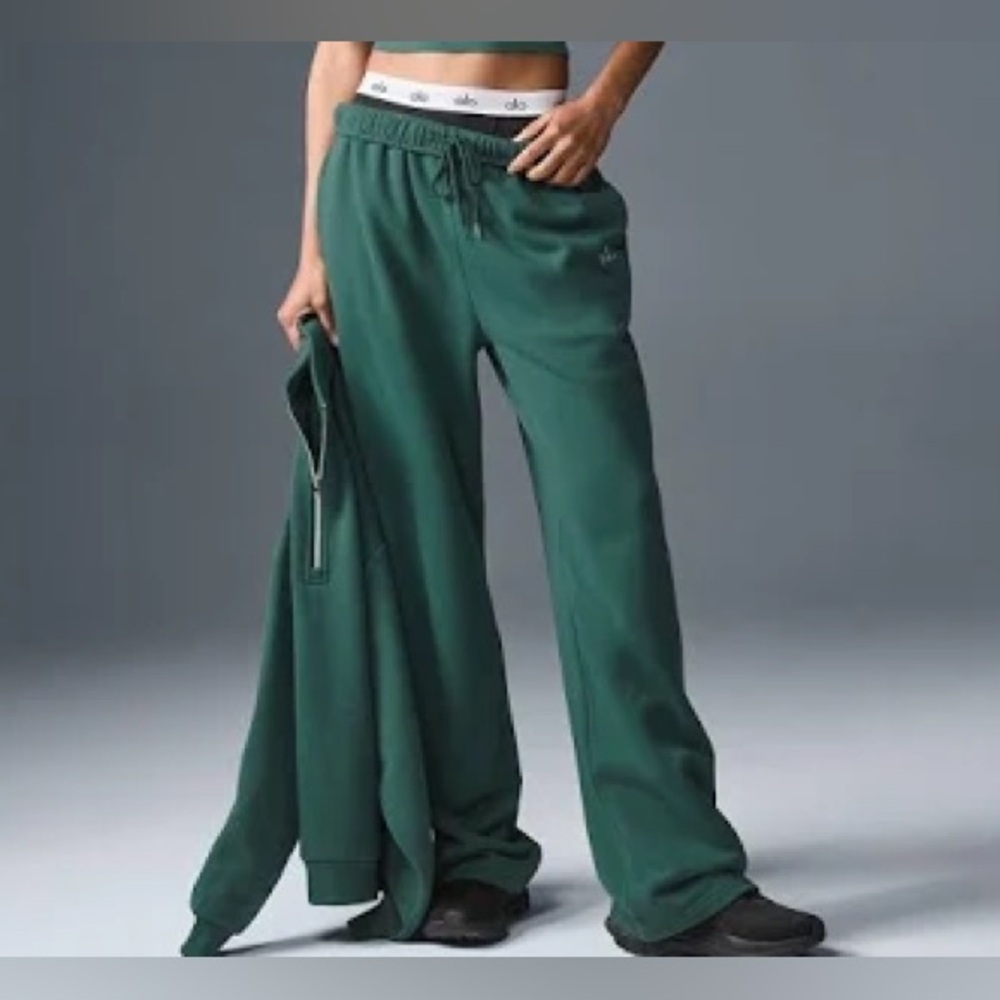 ALO Accolade Straight Leg Sweatpants